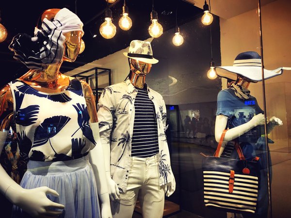 Mannequin vitrine décoratif : élisez le meilleur pour votre magasin